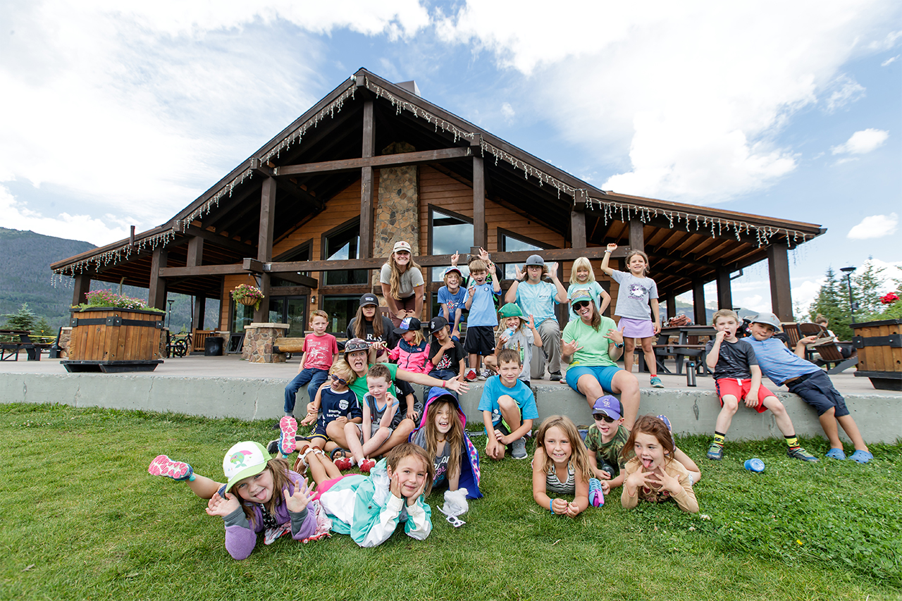 Group of kids posing in front of the Day Lodge.